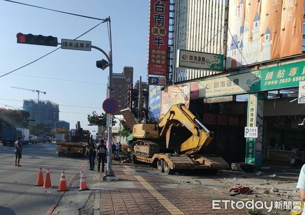 ▲▼拖板車疑剎車失靈衝上人行道，撞毀機車和檳榔攤，駕駛跳車受傷。（圖／民眾提供，下同）