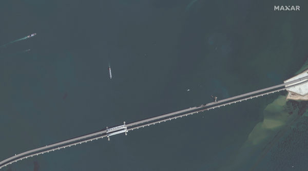 ▲▼ 美國太空技術公司馬薩爾科技（Maxar Technologies）12日發布克里米亞大橋修復進度的衛星影像。（圖／路透）