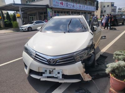 「台灣神A」逆衝「瑞典坦克」...追撞電桿輪胎噴飛　一排民宅停電