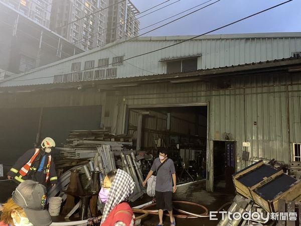 ▲▼ 蘆洲鐵皮工廠火警。（圖／記者戴上容翻攝）