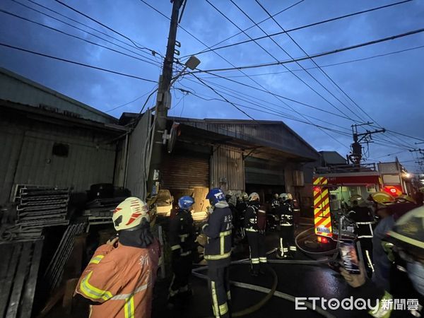 ▲▼ 蘆洲鐵皮工廠火警。（圖／記者戴上容翻攝）