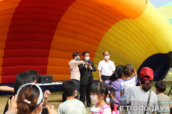 ▲台南市議會郭信良議長與陳亭妃委員、許至椿議員，以及林燕祝議員服務處人員一同倒數，為10月15、16兩日的歡樂氣墊嘉年華揭開序幕。（圖／記者林悅翻攝，下同）