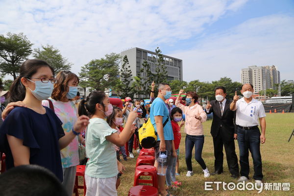 ▲台南市議會郭信良議長與陳亭妃委員、許至椿議員，以及林燕祝議員服務處人員一同倒數，為10月15、16兩日的歡樂氣墊嘉年華揭開序幕。（圖／記者林悅翻攝，下同）