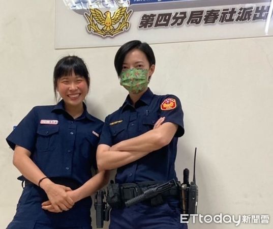 ▲▼毒蟲在車內怠速忘情拉K，美女警察林俞秀（右）眼尖瞄到排檔桿有小瓶子，裡面是k粉。（圖／民眾提供，下同）