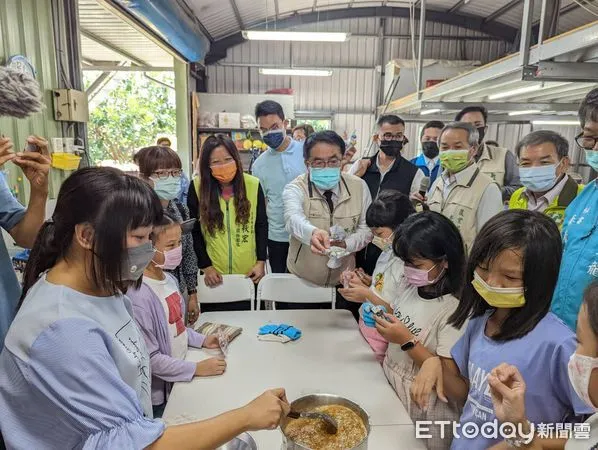 ▲台南市麻豆區農會辦理食農教育活動,在麻豆區5012柚意思生態果園舉辦,市長黃偉哲積極宣導低碳食物里程概念,落實「食當季,吃在地」食農教育方針,以增加在地農產品銷售量。（圖／記者林悅翻攝，下同）
