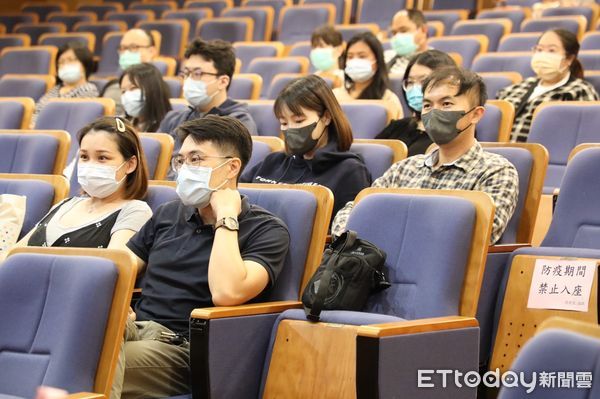 ▲▼花蓮慈濟醫院婦產部「媽媽教室」，和媽媽們分享正確的嬰幼兒肌膚照護法，以及準新手父母需要知道的生產預備和育兒原則。（圖／慈濟醫學中心提供，下同）