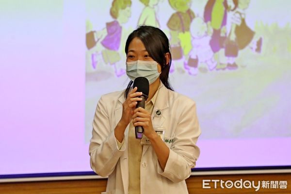 ▲▼花蓮慈濟醫院婦產部「媽媽教室」，和媽媽們分享正確的嬰幼兒肌膚照護法，以及準新手父母需要知道的生產預備和育兒原則。（圖／慈濟醫學中心提供，下同）