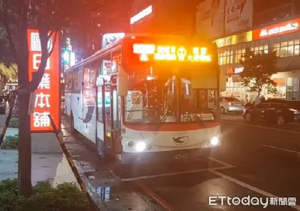 ▲91歳老婦糊里糊塗搭上公車迷途，卻幸遇的在警所對面下車。（圖／桃園警分局提供）