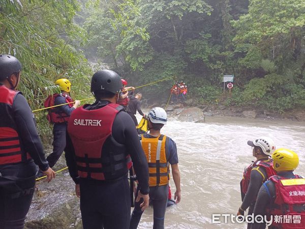 ▲▼      宜蘭金岳瀑布溪水暴漲，9名溯溪客受困求援       。（圖／記者游芳男翻攝）