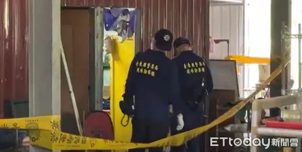 ▲警方在命案現場蒐證。（圖／記者楊漢聲翻攝）