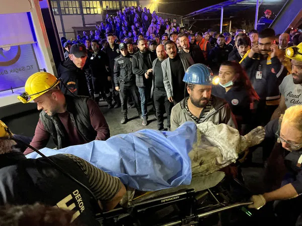 ▲▼ 土耳其北部阿瑪斯拉礦坑爆炸，一名礦工被抬上救護車。（圖／路透）