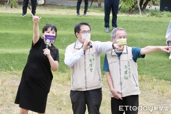 ▲台南市政府農業局舉辦「萬聖．農安」青農展售活動，市長黃偉哲也特地到場現場巡攤，並賣力介紹蜂蜜、果乾、果醬、虱目魚等系列產品。（圖／記者林悅翻攝，下同）