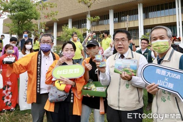 ▲台南市政府農業局舉辦「萬聖．農安」青農展售活動，市長黃偉哲也特地到場現場巡攤，並賣力介紹蜂蜜、果乾、果醬、虱目魚等系列產品。（圖／記者林悅翻攝，下同）