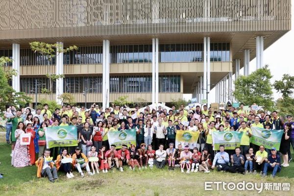 ▲台南市政府農業局舉辦「萬聖．農安」青農展售活動，市長黃偉哲也特地到場現場巡攤，並賣力介紹蜂蜜、果乾、果醬、虱目魚等系列產品。（圖／記者林悅翻攝，下同）