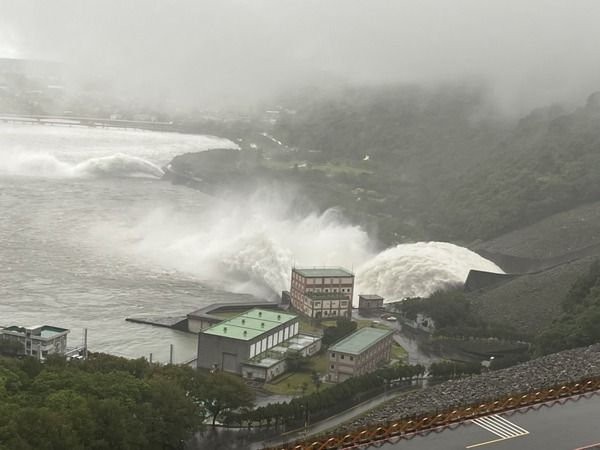▲尼莎颱風豪雨不斷，石門水庫開啓溢洪道洩洪