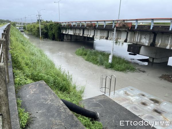 ▲▼宜蘭員山鄉溪州大排因溪水暴漲致道路積水。（圖／記者游芳男翻攝，下同）