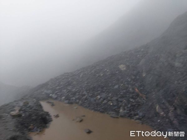 ▲▼中横關原災害搶修路段又再度出現坍方、土石流，太魯閣工務段為兼顧用路人及搶修人員安全，暫停16日的原訂4次放行作業。（圖／公路總局提供，下同）