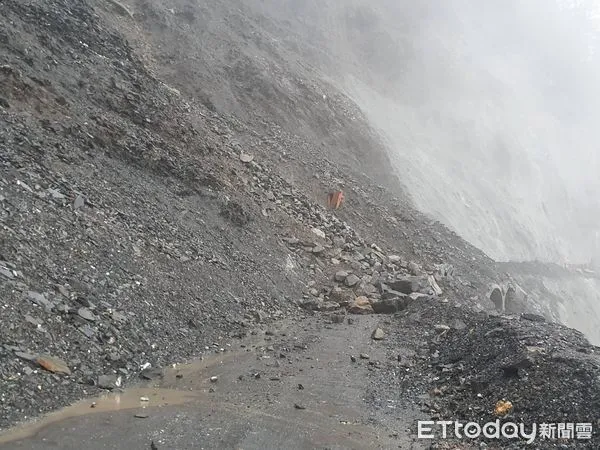 ▲▼中横關原災害搶修路段又再度出現坍方、土石流，太魯閣工務段為兼顧用路人及搶修人員安全，暫停16日的原訂4次放行作業。（圖／公路總局提供，下同）