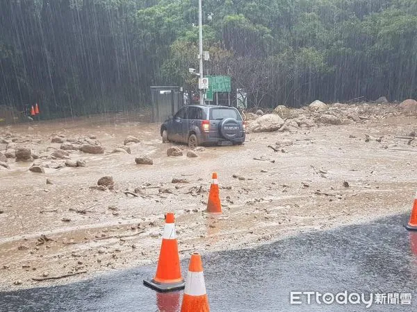 ▲▼陽明山第2波土石流，里長愛車受困。（圖／記者黃宥寧翻攝）