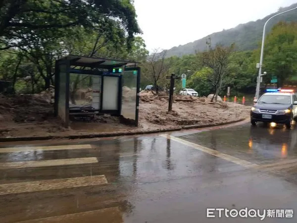 ▲▼陽明山第2波土石流，里長愛車受困。（圖／記者黃宥寧翻攝）