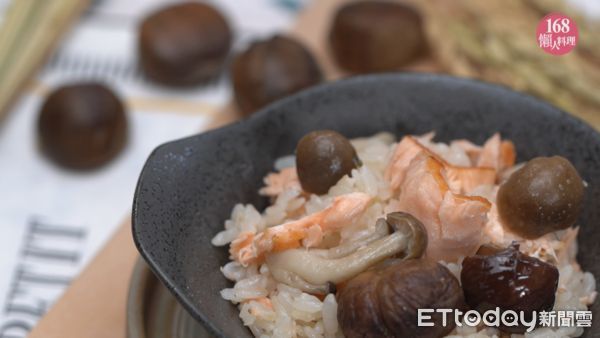 鮭魚栗子炊飯（圖／《168懶人料理》提供）