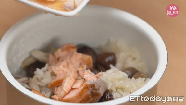 鮭魚栗子炊飯（圖／《168懶人料理》提供）