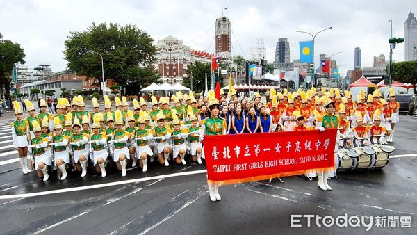 ▲才剛結束段考，北一女樂儀旗隊隨即冒雨苦練。（圖／翻攝自Facebook/台北市立第一女子高級中學家長會樂儀旗家長後援會）