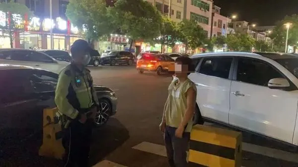 ▲東莞警方在街邊發現一名流浪漢。（圖／翻攝紅星新聞）
