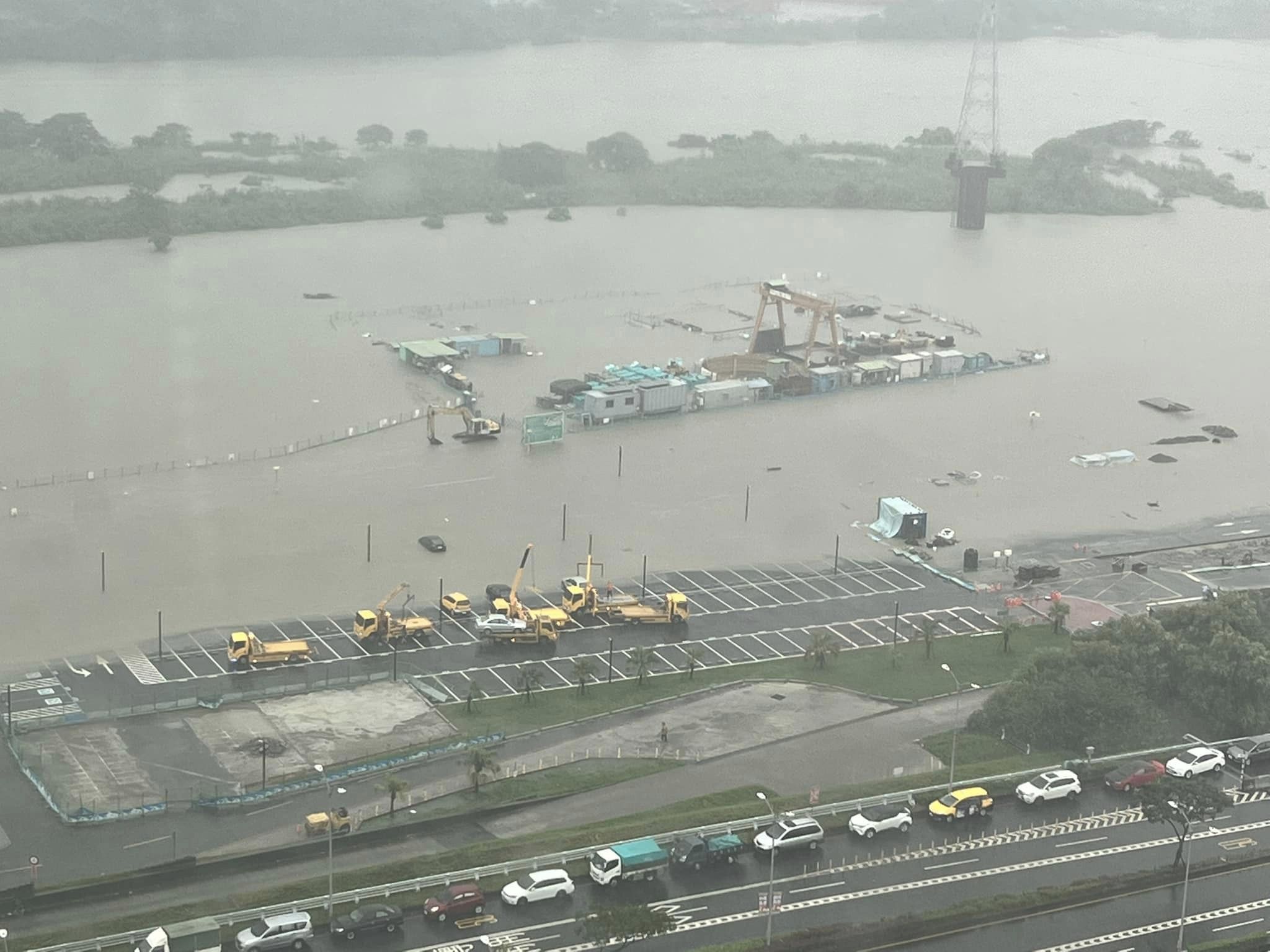 永和秀朗橋河堤淹水車主移車（圖／翻攝我是我是永和人）