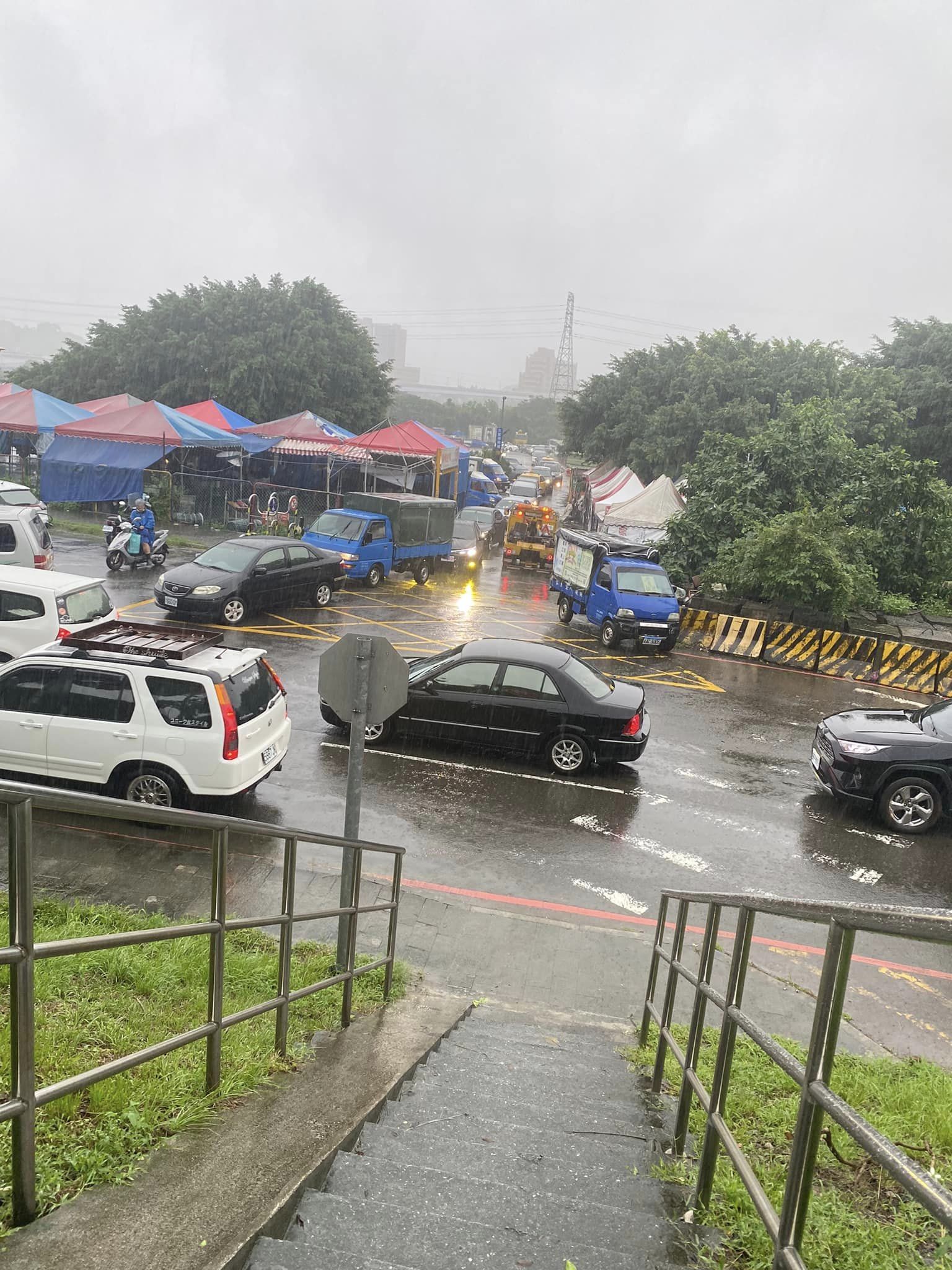 永和秀朗橋河堤淹水車主移車（圖／翻攝我是我是永和人）