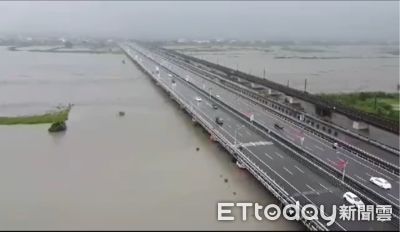 空拍畫面曝！溪水逼近蘭陽大橋橋面　網驚：比颱風天還誇張