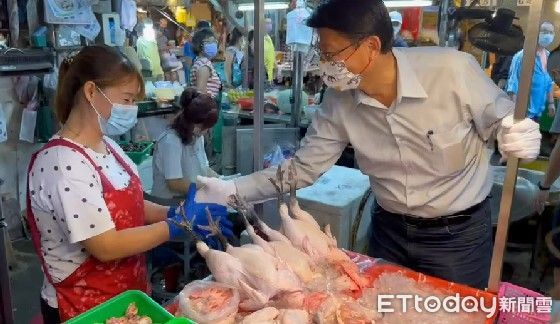 ▲國民黨台南市長參選人謝龍介指出，他有請人邀約民眾黨柯文哲市長一起南下台南造勢，因下架民進黨是兩黨共同的目標，共同造勢衝刺，送國民黨、民眾黨市議員參選人順利當選，這也是戰術合作與運用。（圖／記者林悅翻攝，下同）