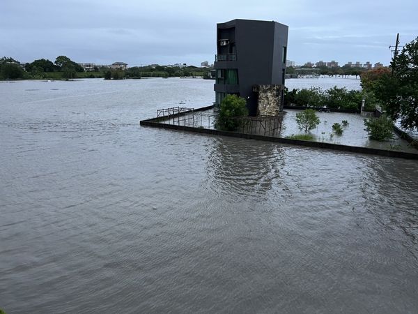 ▲▼宜蘭七賢村疑未關閘門，蘭陽溪水倒灌成汪洋一片。（圖／民眾提供，下同）