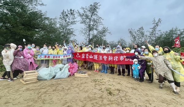 ▲▼靈鷲山風雨無阻淨灘。（圖／記者賴賴攝）