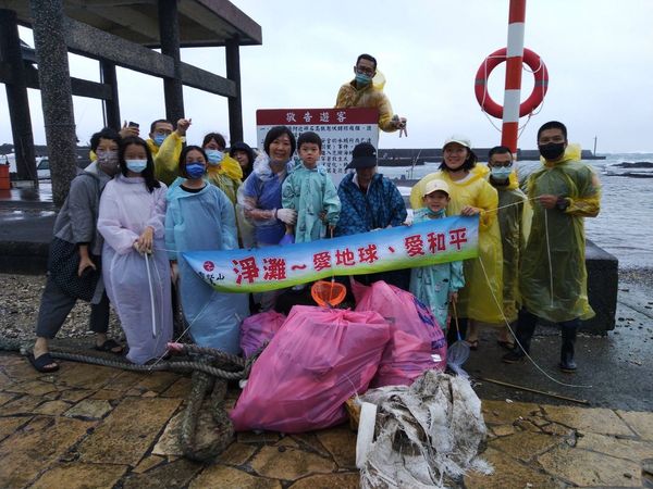 ▲▼靈鷲山風雨無阻淨灘。（圖／記者賴賴攝）