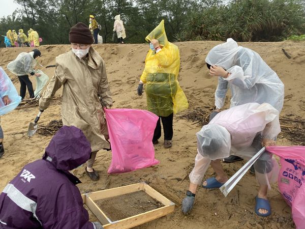 ▲▼靈鷲山風雨無阻淨灘。（圖／記者賴賴攝）