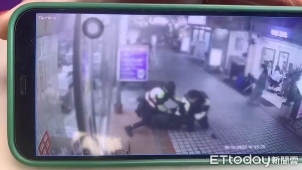 ▲越南籍阮男因持槍逛大街當場遭警員逮捕。（圖／記者張君豪翻攝）