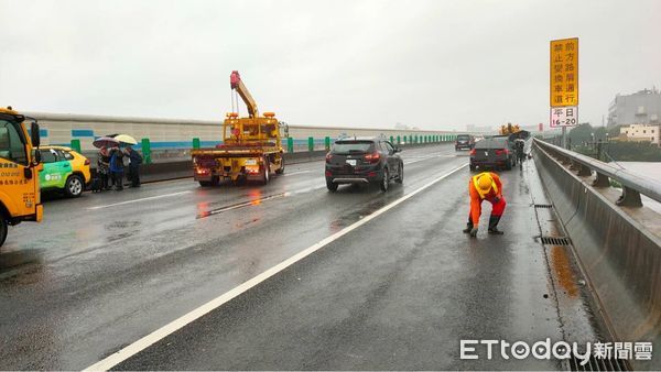 ▲▼被撞計程車再撞踫撞前方小客車後，停於內側車道。（圖／國道公路警察局提供）