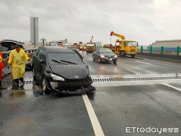 ▲曹姓女子駕車在雨中右側超車不慎失控撞2車。（圖／國道公路警察局提供）