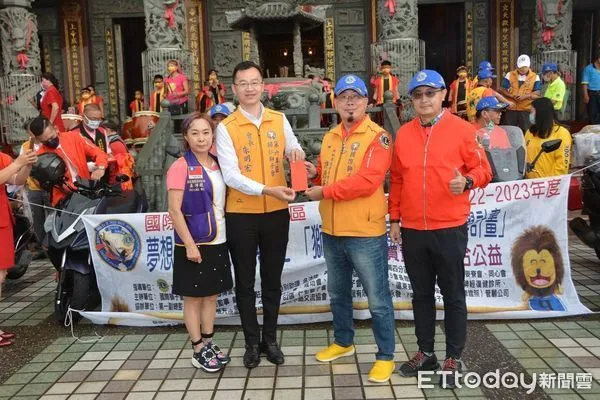 ▲國際獅子會300-D1區城鄉傳愛委員會2022-2023年度「獅子寶寶環島送愛心~助學計畫」，在歸仁區歸南北極殿集結祈福出發。（圖／記者林悅攝，下同）