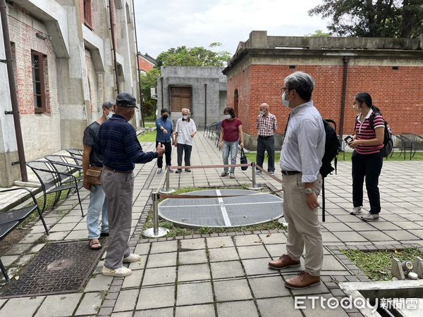 ▲吳子中（左一）帶領大家去參觀當年他施作的磚牆，當時代價只有兩包肥料，想不到現在也成為國定古蹟的一部分。（圖／記者林悅翻攝，下同）