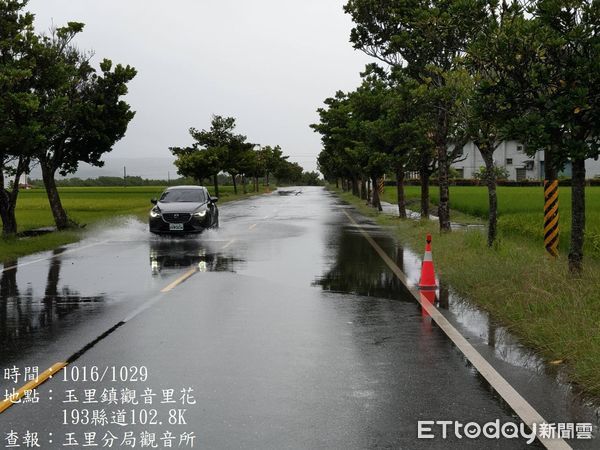 ▲▼受颱風外圍環流影響，花蓮持續豪大雨造成多條路段進行交通管制。（圖／花蓮縣政府提供，下同）