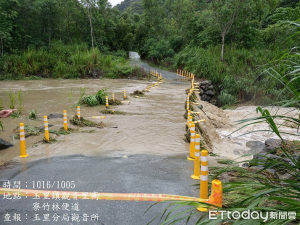 ▲▼受颱風外圍環流影響，花蓮持續豪大雨造成多條路段進行交通管制。（圖／花蓮縣政府提供，下同）