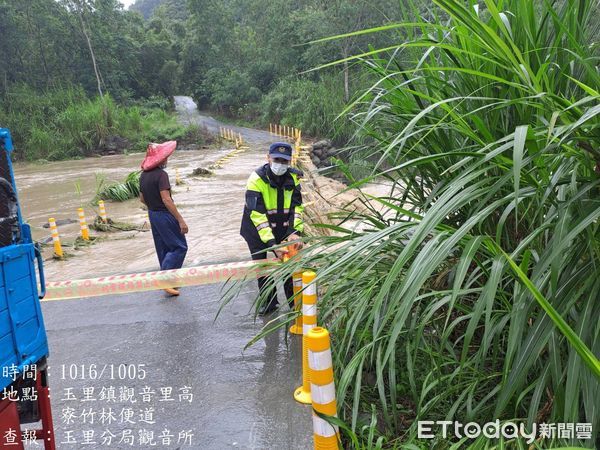 ▲▼受颱風外圍環流影響，花蓮持續豪大雨造成多條路段進行交通管制。（圖／花蓮縣政府提供，下同）