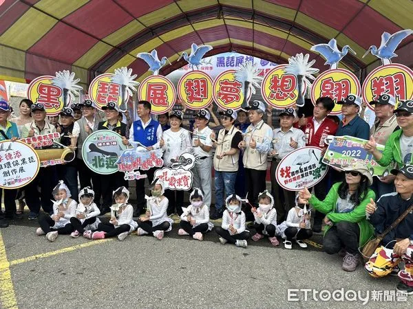 ▲2022黑面琵鷺保育季在七股特生中心黑面琵鷺展示館隆重登場，台灣金龜車俱樂部30多台金龜車，親子賞黑琵。（圖／記者林悅翻攝，下同）