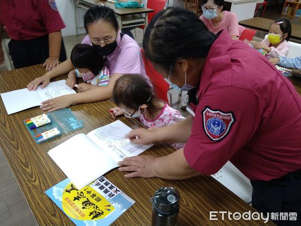 ▲台南市消防局山上消防分隊結合山上婦宣分隊，前往山上區圖書館發送兒童宣導繪本暨各項防火防災宣導。（圖／記者林悅翻攝，下同）