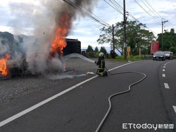 ▲▼嘉義縣番路鄉阿里山公路48.2公里處發生汽車火警。（圖／記者翁伊森攝）