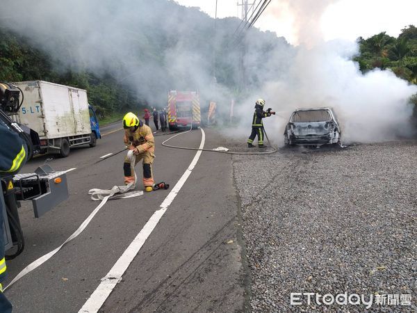 ▲▼嘉義縣番路鄉阿里山公路48.2公里處發生汽車火警。（圖／記者翁伊森攝）