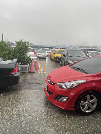 永和秀朗橋河堤淹水車主移車（圖／翻攝我是我是永和人）