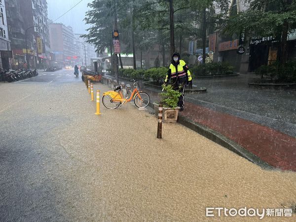 ▲尼莎颱風帶來充沛雨量，汐止多處積水並有車輛受困。（圖／記者張君豪翻攝）